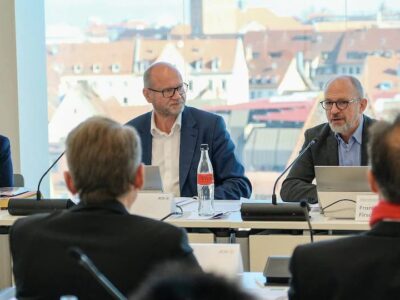 Der Verwaltungsrat der AOK Bayern tagte in Nürnberg (v. li.): Dr. Irmgard Stippler, Vorstandsvorsitzende der AOK Bayern, sowie die alternierenden Vorsitzenden des Verwaltungsrats, Ivor Parvanov und Frank Firsching. © Ruth Adamski/AOK Bayern