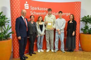 Das Team „SchereSteinPaarBier“ aus dem Celtis-Gymnasium (1. Platz Depotge- samtwert): Vorstandsmitglied Roberto Nernosi, Katja Gräbe (betreuende Lehr- kraft), Leonie Schön, Cedric Roisch, Juri Keller und Kathrin Mehrl (Spielleiterin Sparkasse), Foto: © Heike Genßler, Sparkasse