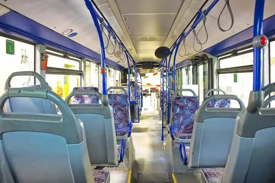 Anhänger kollidiert mit Linienbus – Keine Verletzten