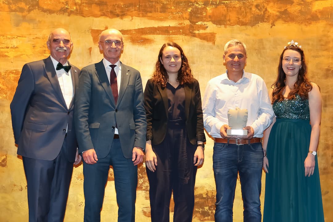 Über den Ehrenpreis des Fränkischen Weinbauverbandes kann sich das Weingut A. & E. Rippstein aus Sand freuen. Unser Bild zeigt (von links): Weinbaupräsident Arthur Steinmann, Mathias Rippstein und die Fränkische Weinkönigin Lisa Lehritter. Fotos: Rudi Merkl / Fränkischer Weinbauverband e.V.