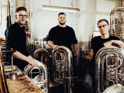 Das 2022 mit dem OPUS KLASSIK ausgezeichnete Ensemble „Trio 21meter60” besteht aus den drei Tubisten Constantin Hartwig, Steffen Schmid und Fabian Neckermann. Foto: Tobias Epp
