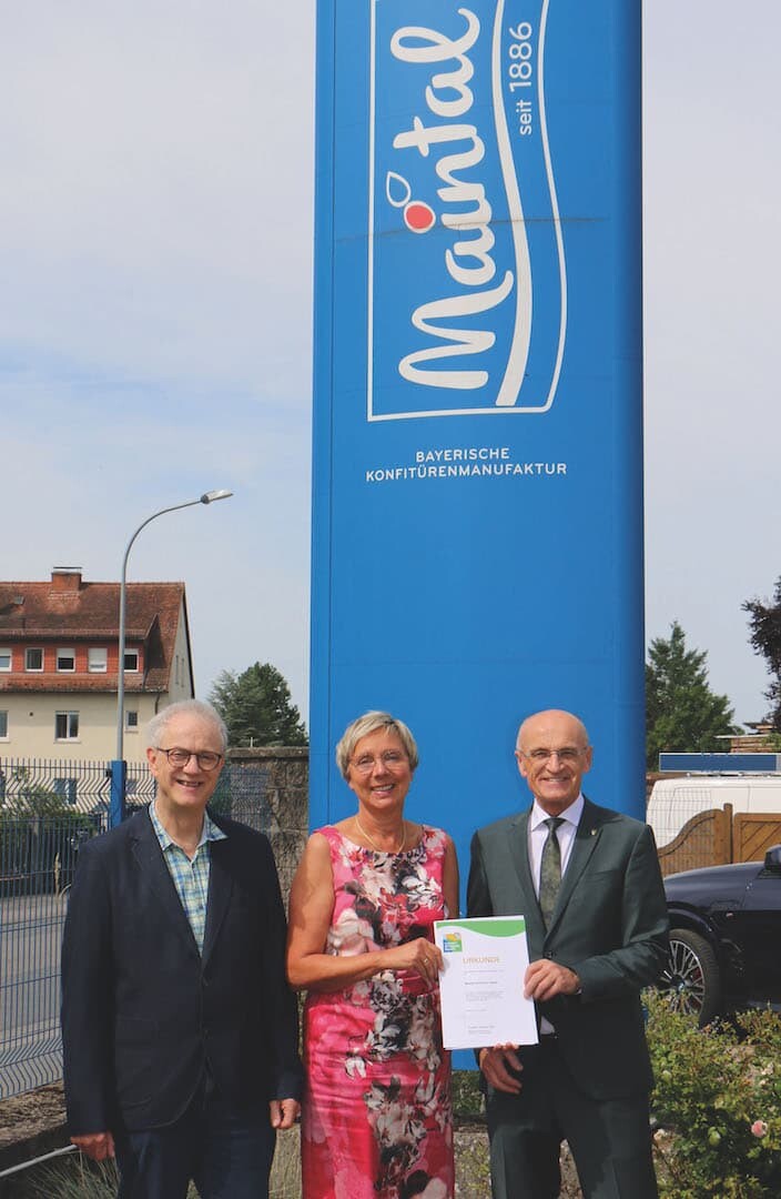 Landrat Wilhelm Schneider überreicht die Teilnehmerurkunde am Umweltpakt an die Geschäftsführung von Maintal Konfitüren Anne Feulner und Betriebsleiter Christian Hastedt. Foto: Carina Nolte / Maintal Konfitüren