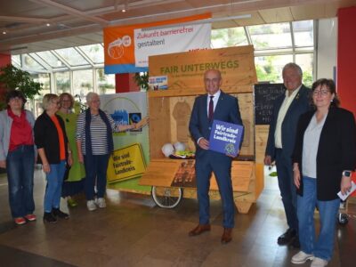 Rund um das Thema Fairtrade informiert noch bis zum 27. September eine Ausstellung im Foyer des Landratsamtes Haßberge. Unser Bild zeigt Landrat Wilhelm Schneider, Bürgermeister Jürgen Hennemann und Karin Gadamer, Ansprechpartnerin für Fairtrade im Landkreis, zusammen mit den Mitarbeiterinnen der Weltläden Eltmann und Haßfurt bei der Eröffnung. Foto: Moni Göhr/Landratsamt Haßberge