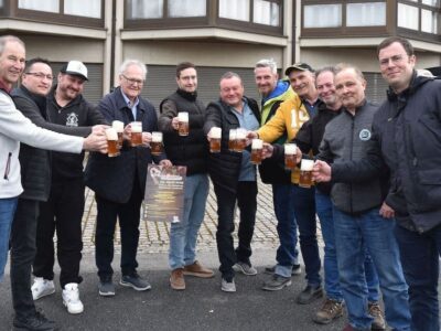 Am Samstag, 12. April, steigt das 7. Genussfestival rund ums heimische Bier auf dem Bleichdamm in Königsberg. Auf viele Besucherinnen und Besucher beim Genussfestival rund ums heimische Bier freuen sich (von links): Michael Raab, Oliver Schineller, Marco Alt, Bürgermeister Claus Bittenbrünn, Max Göller, Helmut Bayer, Oliver Marschke, Berthold Geuß, Alexander Gehring, Gunther Hartleb und Peter Schmidt. Foto: Moni Göhr/Landratsamt Haßberge