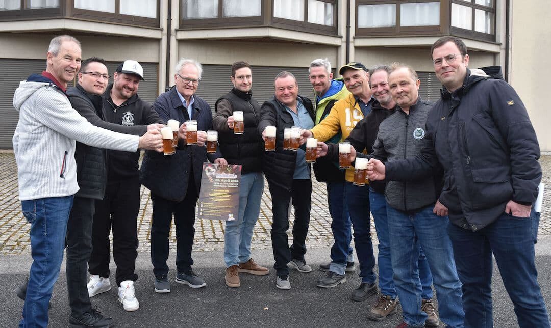 Am Samstag, 12. April, steigt das 7. Genussfestival rund ums heimische Bier auf dem Bleichdamm in Königsberg. Auf viele Besucherinnen und Besucher beim Genussfestival rund ums heimische Bier freuen sich (von links): Michael Raab, Oliver Schineller, Marco Alt, Bürgermeister Claus Bittenbrünn, Max Göller, Helmut Bayer, Oliver Marschke, Berthold Geuß, Alexander Gehring, Gunther Hartleb und Peter Schmidt. Foto: Moni Göhr/Landratsamt Haßberge
