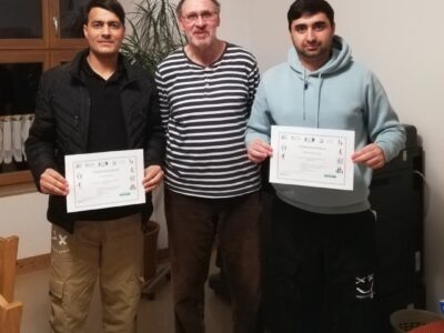 Der Ehrenamtliche Walter Nüßlein (Mitte) hat in Haßfurt die Schulung für Geflüchtete zur Mieterqualifizierung mit großem Engagement durchgeführt. Foto: Tahier Mohammedi