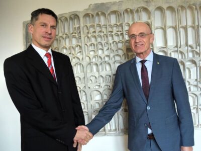 Mit Regierungsdirektor Jürgen Wolf hat das Landratsamt Haßberge einen neuen Geschäftsbereichsleiter. Der Jurist hat zum 1. November den Geschäftsbereich Kommunal- und Ordnungsrecht und Verbraucherschutz übernommen. Unser Bild zeigt (von links): Landrat Wilhelm Schneider und Jürgen Wolf. Foto: Moni Göhr/Landratsamt Haßberge