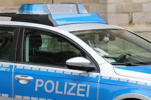 86-jährige in ihrer Wohnung von 2 unbekannten bestohlen