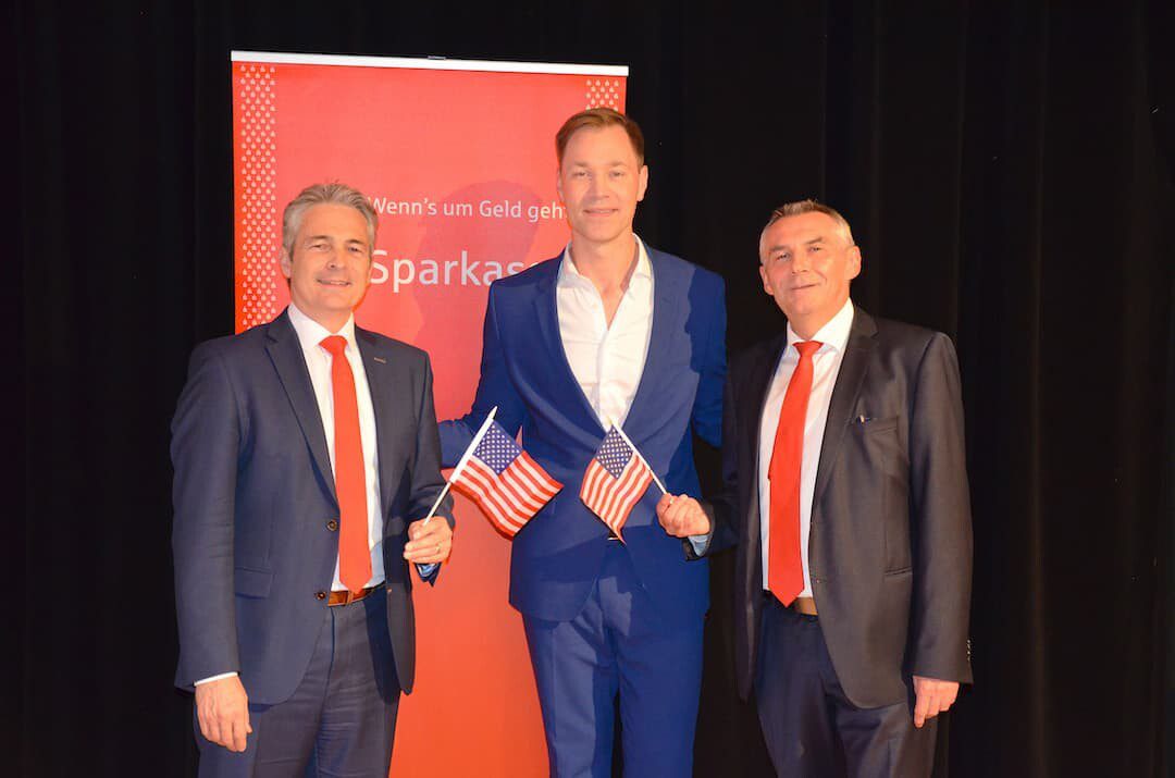 Das Foto (©Daniela Gündling) zeigt von links nach rechts: Vorstandsvorsitzender der Sparkasse Peter Schleich, Julius van de Laar, Vor- standsmitglied Berthold Stahl