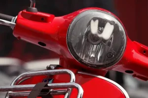 roter-vespa-roller