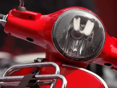 roter-vespa-roller